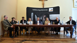 Reżyser Michał Kondrat (P) oraz aktorzy: Sławomir Grzymkowski (2P), Małgorzata Buczkowska (3P), Katarzyna Zawadzka (4L), Michał Meyer (3L), Karolina Bruchnicka (2L), Tomasz Sapryk (4P) i ks. Grzegorz Michalczyk (L) podczas konferencji prasowej na temat filmu Michała Kondrata o kardynale Stefanie Wyszyńskim pt. "Prorok" w siedzibie Kurii Metropolitalnej w Warszawie. Fot. PAP/P. Nowak