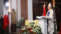  Warszawa, 03.05.2021. Narodowe Święto Konstytucji Trzeciego Maja. Biskup Polowy Wojska Polskiego Józef Guzdek podczas uroczystej mszy świętej w bazylice archikatedralnej pw. Męczeństwa św. Jana Chrzciciela w Warszawie, 3 bm. Trwają obchody 230. rocznicy uchwalenia konstytucji 3 Maja. PAP/L. Szymański