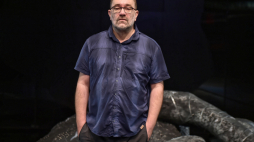 Reżyser Jacek Głomb podczas próby medialnej spektaklu "Wieloryb" w Teatrze Miniatura w Gdańsku. Fot. PAP/M. Gadomski