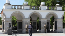 Szef Urzędu do Spraw Kombatantów i Osób represjonowanych Jan Józef Kasprzyk (C) podczas uroczystości złożenia kwiatów przy Grobie Nieznanego Żołnierza w Warszawie. Fot. PAP/P. Supernak