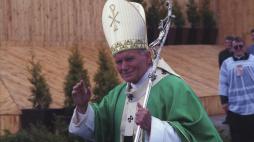 Koszalin 01.06.1991. IV pielgrzymka papieża Jana Pawła II do Polski. Msza święta odprawiana na placu przed kościołem Ducha Świętego. Nz. Ojciec Święty pozdrawia wiernych. Fot. PAP/J. Morek <