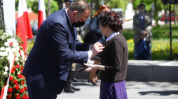 Szef Urzędu do Spraw Kombatantów i Osób Represjonowanych Jan Józef Kasprzyk (L) i córka rotmistrza Zofia Pilecka-Optułowicz (P) podczas uroczystości przed pomnikiem Witolda Pileckiego. Warszawa, 13.05.2021. Fot. PAP/R. Guz