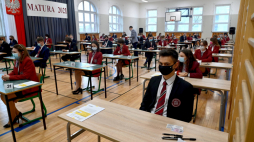 Maturzyści w XIII Liceum Ogólnokształcącym w Szczecinie. Fot. PAP/M. Bielecki