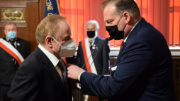 Szef Urzędu do Spraw Kombatantów i Osób Represjonowanych Jan Józef Kasprzyk podczas uroczystości wręczenia medali Pro Patria. Źródło: Fb/UdSKiOR