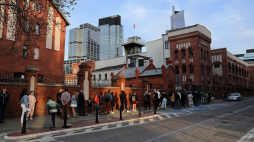 Kolejka do Muzeum Powstania Warszawskiego podczas Nocy Muzeów. 15.05.2021. Fot. PAP/A. Zawada