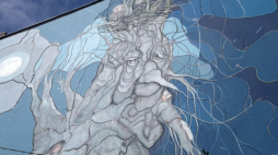Mural śląskiej artystki Mony Tusz na jednej z bielskich kamienic. Źródło: Galeria Bielskiej BWA