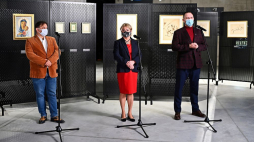 Córka Tadeusza Pietrzykowskiego Eleonora Szafran-Pietrzykowska (C), Krzysztof Szpetmański (L) i dyrektor muzeum Karol Nawrocki (P) podczas otwarcia wystawy „Tadeusz Pietrzykowski – wojownik o duszy artysty” w Muzeum II Wojny Światowej w Gdańsku. Fot. PAP/M. Gadomski