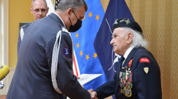 W rezydencji ambasadora RP w Waszyngtonie uroczyście wręczono akt mianowania na stopień pułkownika Romualdowi Lipińskiemu. Źródło: Ambasada RP w Waszyngtonie