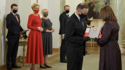 Prezydent Andrzej Duda podczas uroczystości z okazji Dnia Polonii i Polaków za Granicą oraz Dnia Flagi RP w Pałacu Prezydenckim w Warszawie wręczył akty nadania obywatelstwa polskiego rodzinie repatriantów z Ukrainy, a także flagi państwowe krajowym organizacjom pozarządowym zasłużonym w działalności na rzecz rozwijania współpracy z Polonią i Polakami za granicą. Fot. PAP/M. Marek