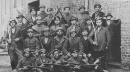 III Powstanie Śląskie – grupa powstańców uzbrojonych w karabiny i szable oraz pistolety Parabellum P-08.. Fot. NAC