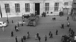 Poznański Czerwiec 1956: spacyfikowane miasto, czołg przed oddziałem Narodowego Banku Polskiego w al. Karola Marcinkowskiego. Fot. PAP/CAF/W. Kondracki