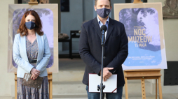 Prezydent m.st. Warszawy Rafał Trzaskowski (P) i wiceprezydent Aldona Machnowska-Góra (L) podczas konferencji prasowej „Noc Muzeów w nowej, bezpiecznej formule” na dziedzińcu Muzeum Warszawy. Fot. PAP/T. Gzell