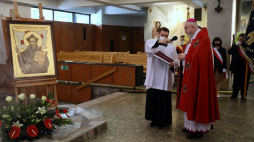 Inauguracja Jubileuszowego Roku Ignacjańskiego. Bp Piotr Jarecki (P) przewodniczy mszy świętej w Sanktuarium Narodowym św. Andrzeja Boboli w Warszawie. Fot. PAP/A. Zawada