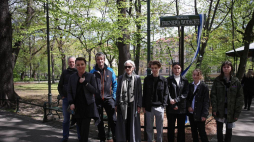 Córka Zbigniewa Wodeckiego Katarzyna Wodecka (2L) oraz wdowa Krystyna Wodecka (4L) podczas uroczystości nadania jednemu ze skwerów na krakowskich Plantach imienia zmarłego w 2017 roku muzyka. Fot. PAP/Ł. Gągulski