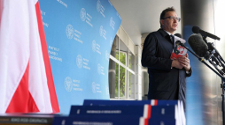 Prezes Instytutu Pamięci Narodowej Jarosław Szarek podczas briefingu w związku z projektem ustawy Lewicy dotyczącym likwidacji IPN. Fot. PAP/L. Szymański