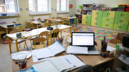 Uczniowie klas I-III szkół podstawowych w całym kraju wracają do nauki stacjonarnej. Fot. PAP/L. Szymański