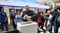 Dyrektor Teatru Polskiego w Szczecinie Adam Opatowicz (C) podczas uroczystości wmurowania kamienia węgielnego. Fot. PAP/M. Bielecki