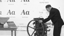 Janusz Tryzno z Muzeum Książki Artystycznej w Łodzi podczas uroczystej prezentacji zdigitalizowanej czcionki Brygada 1918. Warszawa, 29.05.2018.  Fot. PAP/R. Guz