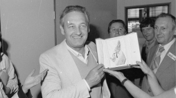 Gorące powitanie Andrzeja Wajdy na warszawskim lotnisku Okęcie, który powrócił z Cannes ze Złotą Palmą dla „Człowieka z żelaza”. Warszawa, 28.05.1981. Fot. PAP/CAF/M. Langda