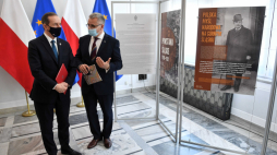 Marszałek Senatu Tomasz Grodzki (L) oraz dyrektor katowickiego oddziału Instytutu Pamięci Narodowej Andrzej Sznajder (P) podczas uroczystego otwarcia wystawy pt. „Powstania Śląskie 1919 -1921”. Fot. PAP/R. Pietruszka