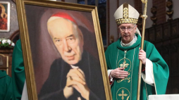 Abp Stanisław Gądecki (P) przewodniczy mszy świętej w Archikatedrze Warszawskiej. Warszawa, 28.05.2021. Fot. PAP/T. Gzell