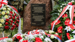 Odsłonięcie tablicy upamiętniającej mieszkańców Starego Lipowca i Aleksandrowa: Katarzyny Grochowicz, Anastazji, Romana i Franciszka Kusiaków, Katarzyny Rybak i Jana Zaręby w ramach projektu „Zawołani po imieniu” Instytutu Pileckiego. Stary Lipowiec, 08.10.2020. Fot. PAP/W. Jargiło