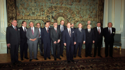 Czechosłowacja, Praga 01.07.1991. Podpisanie dokumentów o rozwiązaniu Układu Warszawskiego. Na zdj. m.in. premier Bułgarii D. Popow (P), premier Węgier J. Antall (2P), minister spraw zagranicznych Węgier G. Jeszenszky (3P, w głębi), prezydent Bułgarii Ż. Żelew (4P), prezydent RP L. Wałęsa (5P), premier RP J. K. Bielecki (6P), prezydent Czechosłowacji V. Havel (7P), premier Czechosłowacji M. Calfa (8P). Fot. PAP/D. Kwiatkowski