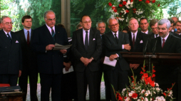 Niemcy, Bonn, 1991-06-17. Podpisanie traktatu między Rzecząpospolitą Polską a Republiką Federalną Niemiec o dobrym sąsiedztwie i przyjaznej współpracy. Na zdj. m.in. premier RP Jan Krzysztof Bielecki (przemawia), Kanclerz Niemiec Helmut Kohl (3L), minister spraw zagranicznych Polski Krzysztof Skubiszewski (1L), szef niemieckiego MSZ Hans Dietrich Genscher (4L), były kanclerz RFN Willy Brandt (6L), tłumacz Andrzej Szynka (2L). Fot. PAP/G. Rogiński