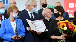 Warszawa, 17.06.2021. Przewodnicząca NSZZ Rolników Indywidualnych „Solidarność” Teresa Hałas (P) podczas gali wręczenia Nagrody im. ks. bp. Romana Andrzejewskiego za rok 2020. w Sekretariacie Konferencji Episkopatu Polski w Warszawie, 17 bm. Kapituła nagrody przyznała ją w tym roku Niezależnemu Samorządnemu Związkowi Zawodowemu Rolników Indywidualnych „Solidarność”. Fot. PAP/P. Nowak