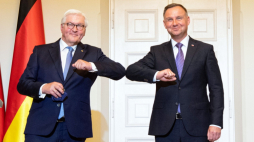 Warszawa, 17.06.2021. Prezydent RP Andrzej Duda (P) i prezydent Federalny Republiki Federalnej Niemiec Frank-Walter Steinmeier (L) podczas spotkania z przedstawicielami mediów w Pałacu Prezydenckim w Warszawie, 17 bm. Prezydent Federalny RFN przebywa z wizytą oficjalną w Rzeczypospolitej Polskiej. Fot. PAP/A. Lange