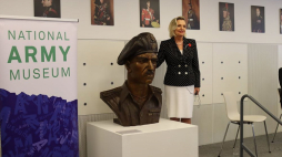 Anna Maria Anders podczas uroczystości odsłonięcia popiersia gen. Władysława Andersa w Narodowym Muzeum Armii w Londynie. Źródło: Ambasada RP w Londynie