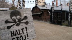 Brama byłego obozu Auschwitz II-Birkenau w Oświęcimiu. Fot. PAP/A. Grygiel