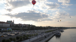 Warszawa, 14.08.2020. Start balonów z flagami z Ogrodów Dolnych Zamku Królewskiego w Warszawie. Fot. PAP/W. Olkuśnik