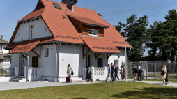 Wyremontowany i zaadaptowany do celów edukacyjno-badawczych budynek dawnej komendantury niemieckiego nazistowskiego obozu zagłady na terenie Muzeum-Miejsca Pamięci w Bełżcu. Fot. PAP/W. Jargiło