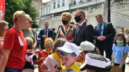 Prezydent RP Andrzej Duda (centrum-P) z małżonką Agatą Kornhauser-Dudą (centrum-L) podczas wydarzenia "Bezpieczne Wakacje z Parą Prezydencką. Fot. PAP/A. Lange