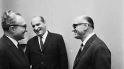 Uroczystość z okazji XX lecia tygodnika „Film” – od lewej: Zbigniew Pitera, redaktor naczelny tygodnika Bolesław Michałek i reżyser Jerzy Kawalerowicz. Warszawa, 1966 r. Fot. PAP/CAF/Renial