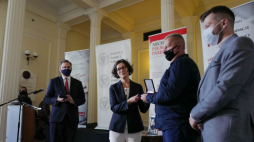 Warszawa, 14.06.2021. Prezes IPN J. Szarek (L), dyrektor Arolsen Archives F. Azoulay (2L) oraz członkowie rodziny Franciszka Czaplickego Kamil Kaczyński (P) i Andrzej Czaplicki (2P) podczas otwarcia wystawy w ramach projektu „#StolenMemory - Skradziona Pamięć”. Podczas uroczystości została przekazana unikatowa pamiątka osobista więźnia obozów koncentracyjnych Stutthof i Neuengamme Franciszka Czaplickego na ręce członków jego rodziny. Fot. PAP/M. Marek