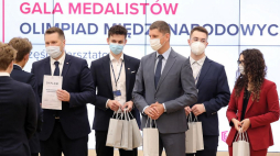 Minister edukacji i nauki Przemysław Czarnek (L), sekretarz stanu w MEiN Dariusz Piontkowski (3P) i pełnomocnik prezesa Rady Ministrów ds. GovTech Justyna Orłowska (P) podczas gali medalistów olimpiad międzynarodowych przeprowadzanych z przedmiotów ścisłych za rok szkolny 2019/2020. Fot. PAP/T. Gzell