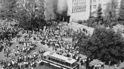 Radomski Czerwiec 1976: tłum zebrany przed budynkiem Komitetu Wojewódzkiego. Fot. PAP/CAF/Reprodukcja