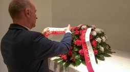Minister Wojciech Kolarski składa wieniec od Prezydenta RP na grobie Ignacego Jana Paderewskiego. Źródło: Prezydent.pl