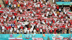 Kibice reprezentacji Polski podczas meczu z Hiszpanią na Euro 2020. Fot. PAP/A. Warżawa