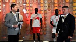 Dyrektor Muzeum Sportu i Turystyki w Warszawie Sławomir Majcher (L) i były piłkarz reprezentacji Polski Michał Żewłakow (P) podczas wernisażu wystawy czasowej „EURO 2020+1”. Fot. PAP/P. Nowak