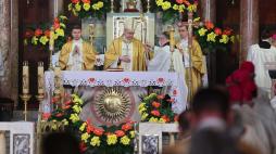 Abp Stanisław Gądecki (C) podczas uroczystej mszy świętej w 100-lecie Aktu Oddania Polski Najświętszemu Sercu Pana Jezusa w Bazylice Najświętszego Serca Pana Jezusa w Krakowie. Fot. PAP/Ł. Gągulski