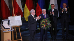 Były prezydent RFN Joachim Gauck (2L) odebrał nagrodę im. Św. Wojciecha w Łazienkach Królewskich w Warszawie. Obok: Dieter Gobbers (L) z Fundacji im. Św. Wojciecha, prezydent RP Andrzej Duda (2P) i były prezydent Republiki Słowackiej Andrej Kiska (P). Fot. PAP/W. Olkuśnik