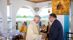 Szef Urzędu do Spraw Kombatantów i Osób Represjonowanych Jan Józef Kasprzyk (P) podczas mszy świętej z okazji jubileuszu ślubów zakonnych, kapłaństwa i pracy misyjnej o. Jana Kazimierza Głaza (L) w bazylice pw. Nawiedzenia Najświętszej Maryi Panny w Tuchowie. Fot. PAP/P. Topolski