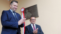 Minister edukacji i nauki Przemysław Czarnek (L) podczas nadania imienia szkole podstawowej i poświęcenia tablicy pamiątkowej w hołdzie Janowi Pawłowi II w Goszczanowie. Fot. PAP/R. Zawistowski