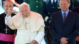 Pielgrzymka Ojca Świętego na Ukrainę - sobota 23.06 Papież Jan Paweł II I prezydent Leonid Kuczma podczas powitania na lotnisku w Boryspolu pod Kijowem. Fot. PAP/ R. Pietruszka dg