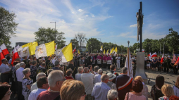 Uroczystość odsłonięcia i poświęcenia pomnika upamiętniającego wizytę papieża św. Jana Pawła II w Płocku. Fot. PAP/S. Łabiński