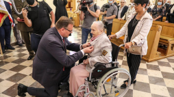 Szef Urzędu do Spraw Kombatantów i Osób Represjonowanych Jan Józef Kasprzyk (C-L) oraz działaczka opozycji w PRL Helena Stopa (C-P) podczas uroczystości wręczenia odznaczeń zasłużonym działaczom opozycji antykomunistycznej. Skarżysko-Kamienna, 06.06.2021. Fot. PAP/A. Kumorowicz