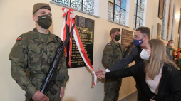 Dyrektor Oddziału Instytutu Pamięci Narodowej w Łodzi Dariusz Rogut (2P) podczas uroczystości poświęcenia i odsłonięcia tablicy upamiętniającej Kapelanów Katyńskich związanych z Ziemią Łódzką w parafii wojskowej pw. św. Jerzego w Łodzi. Fot. PAP/G. Michałowski